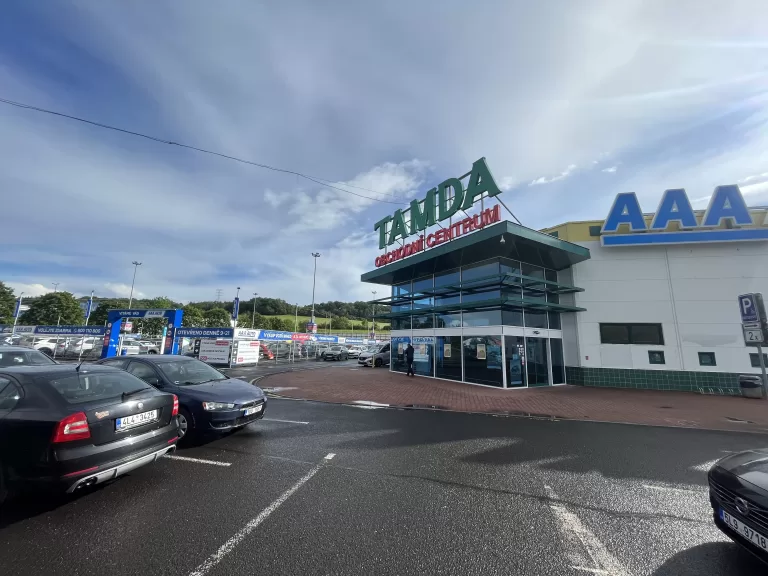 Obchodní centrum TAMDA, vchod ze strany AAA Auto